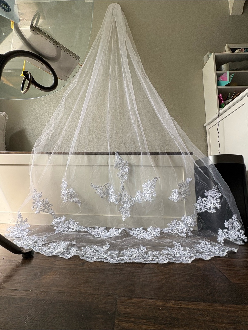 Lace-Edged White Bridal Veil with Floral Appliqué